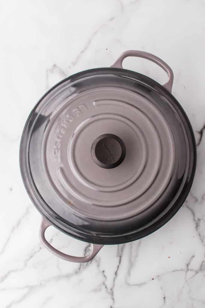 Forno holandês Le creuset para costelinhas refogadas.
