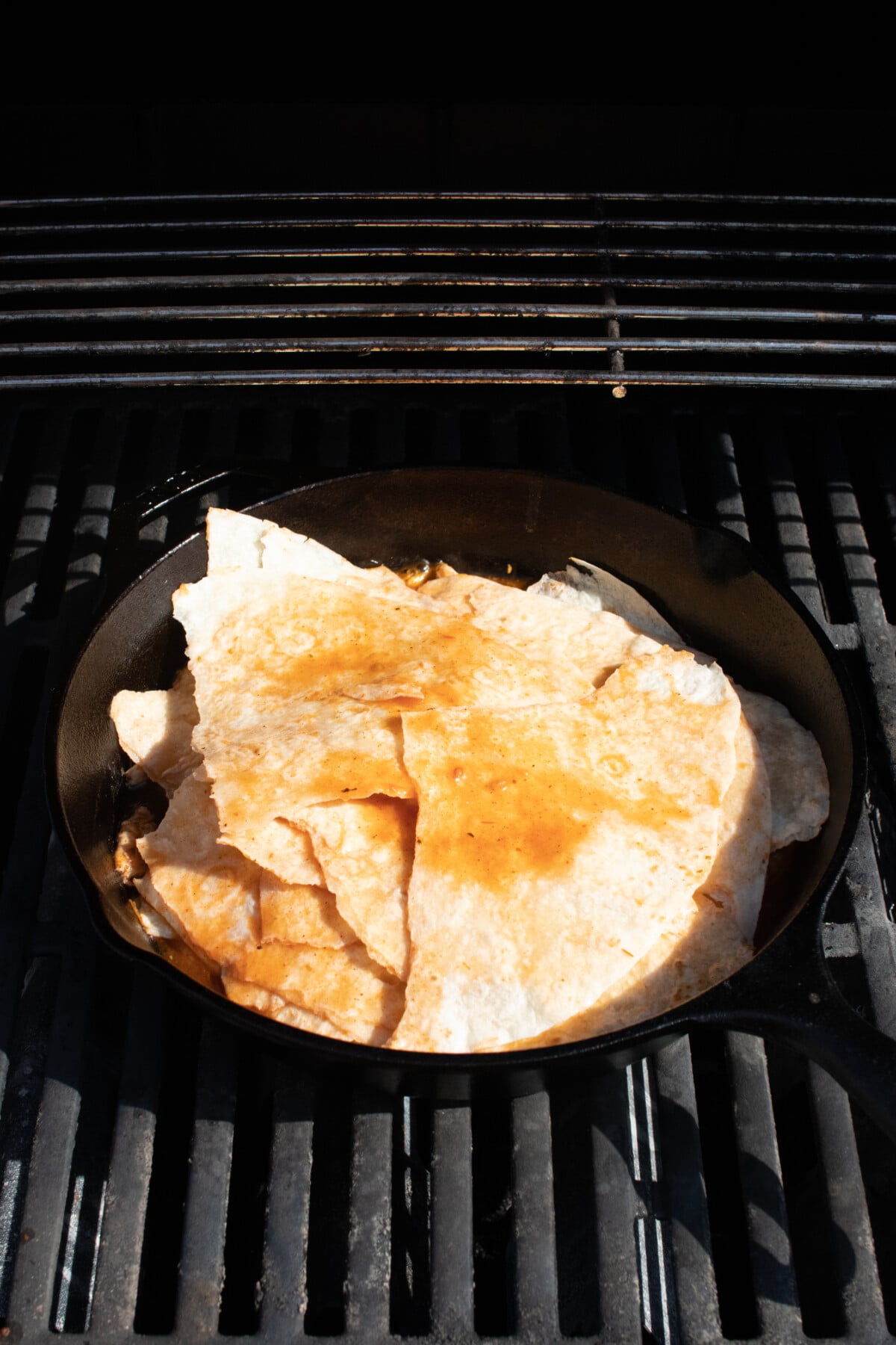 Uma panela com chilaquiles de frango na grelha.