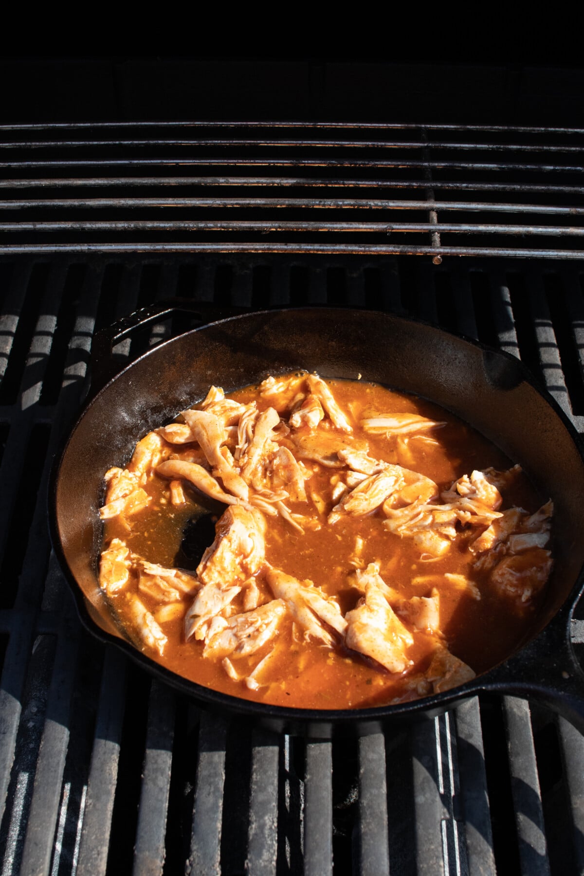 Uma frigideira na grelha com frango Chilaquiles.