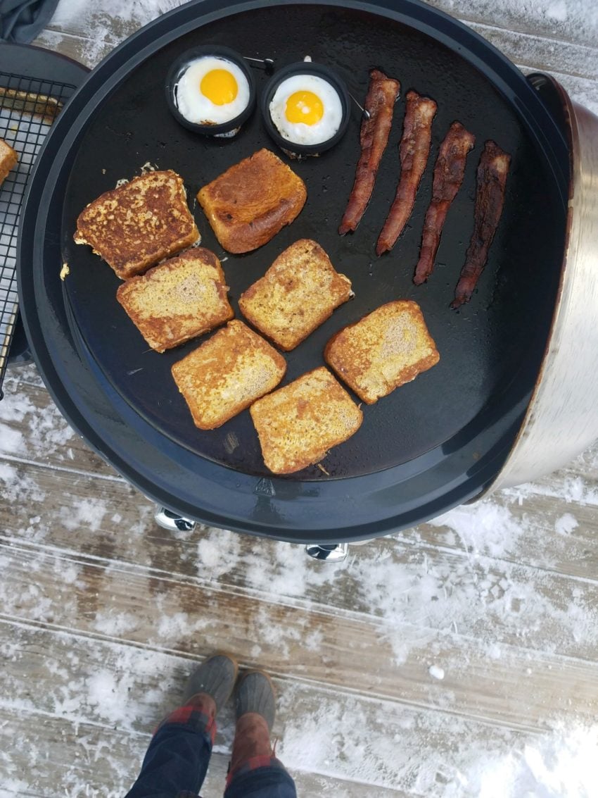 Cozinhar o brunch em uma frigideira ao ar livre