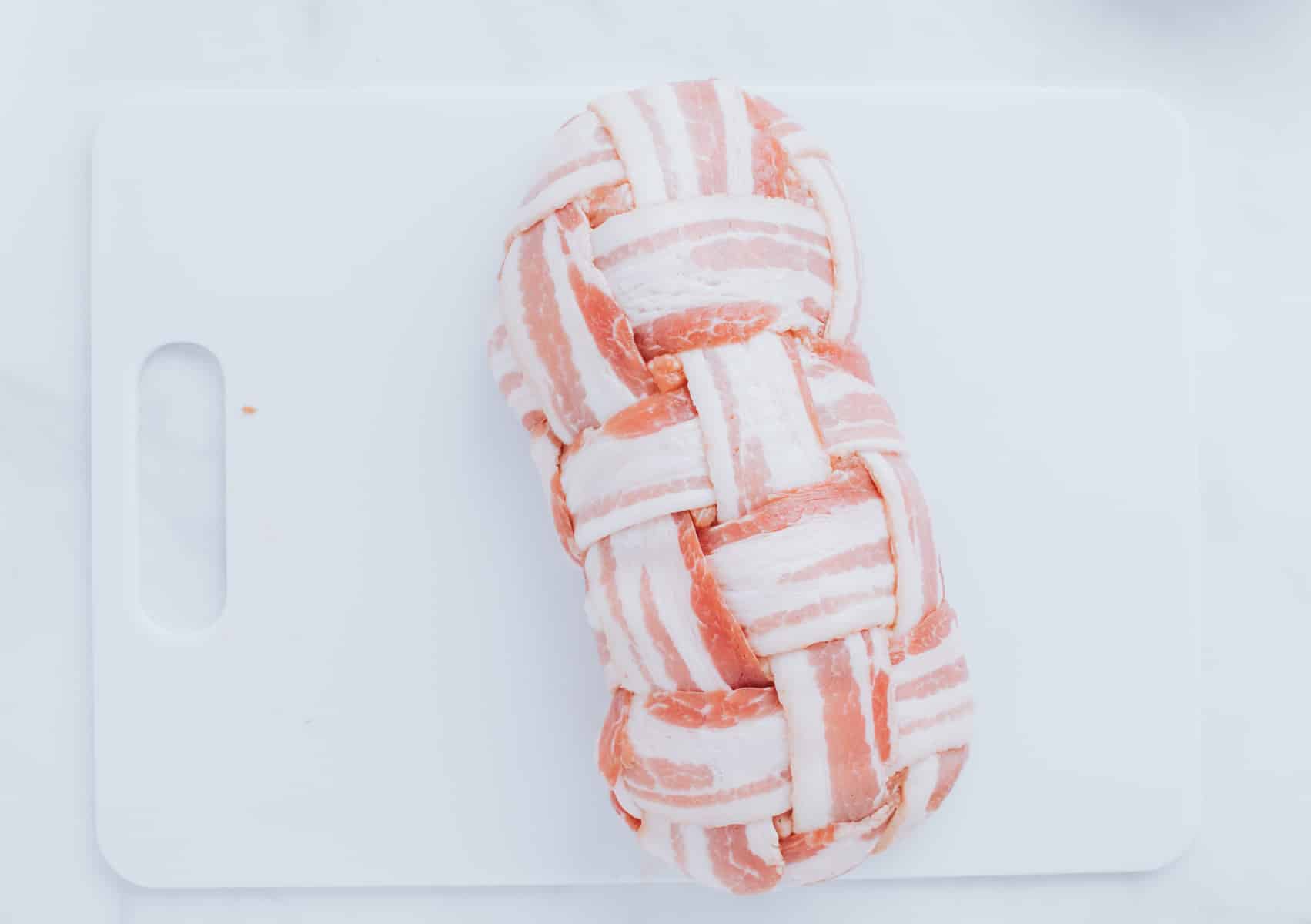 salsicha totalmente envolvida por bacon