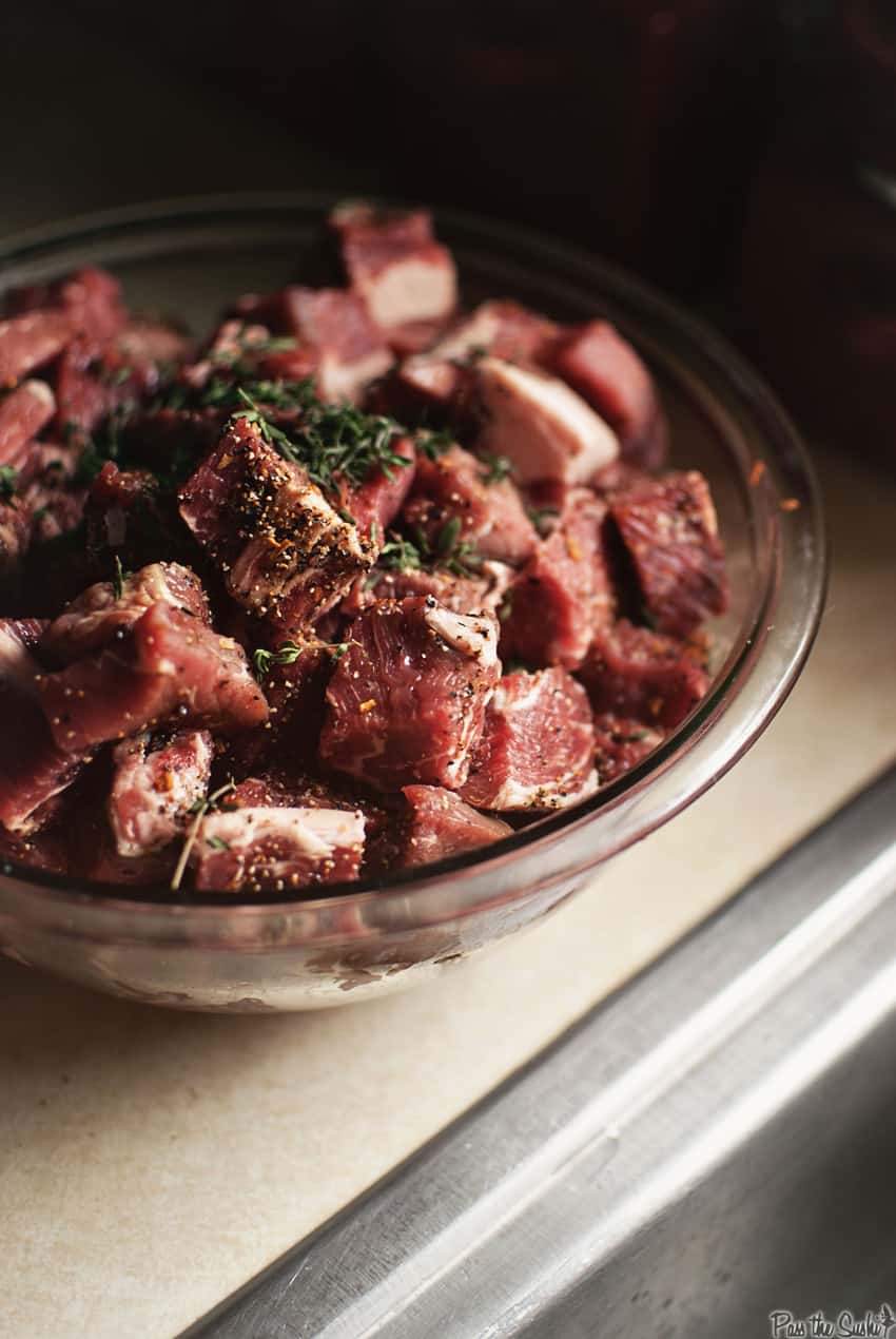 1" cubos de carne com temperos resfriados e esperando para serem moídos