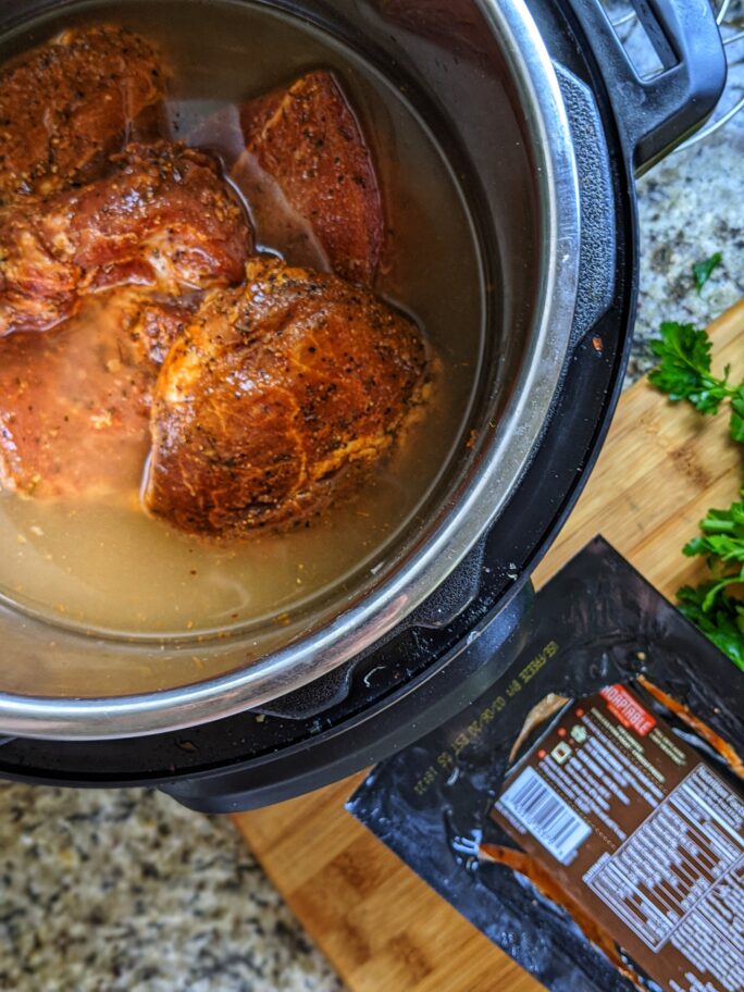 Carne de porco assada no instapot pronta para ser cozida sob pressão 