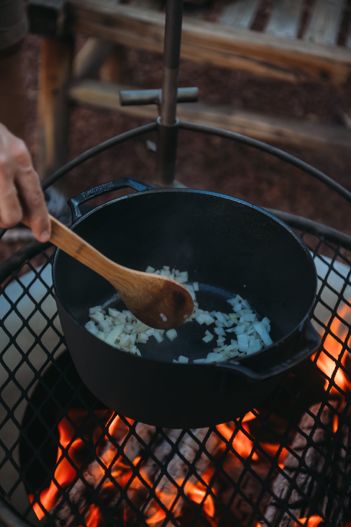 cebola no forno holandês sobre fogueira