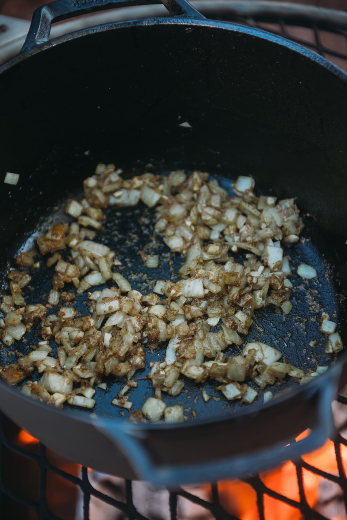 revestindo cebolas com curry em pó e garam masala