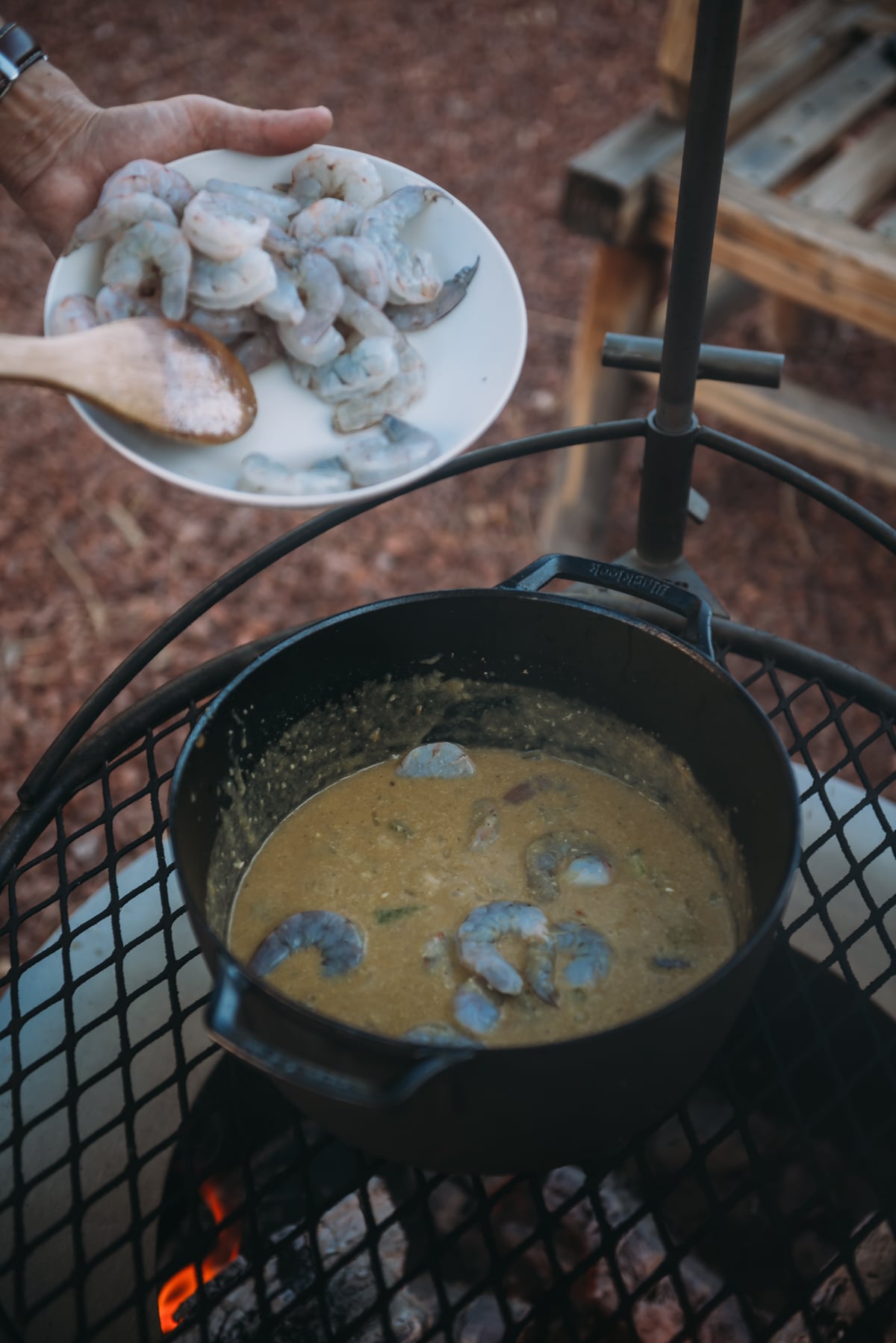 adicionando camarão ao forno holandês para korma