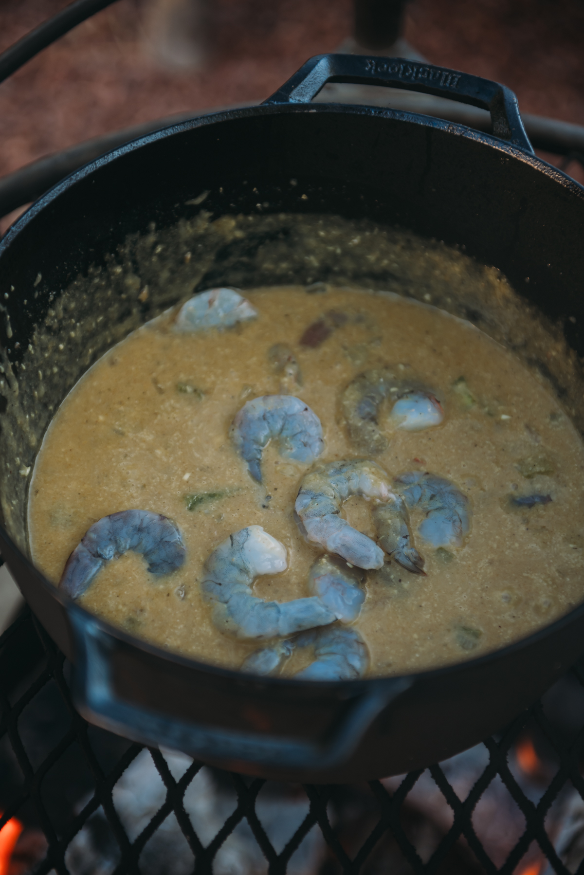 camarão jumbo cru adicionado ao molho de curry korma