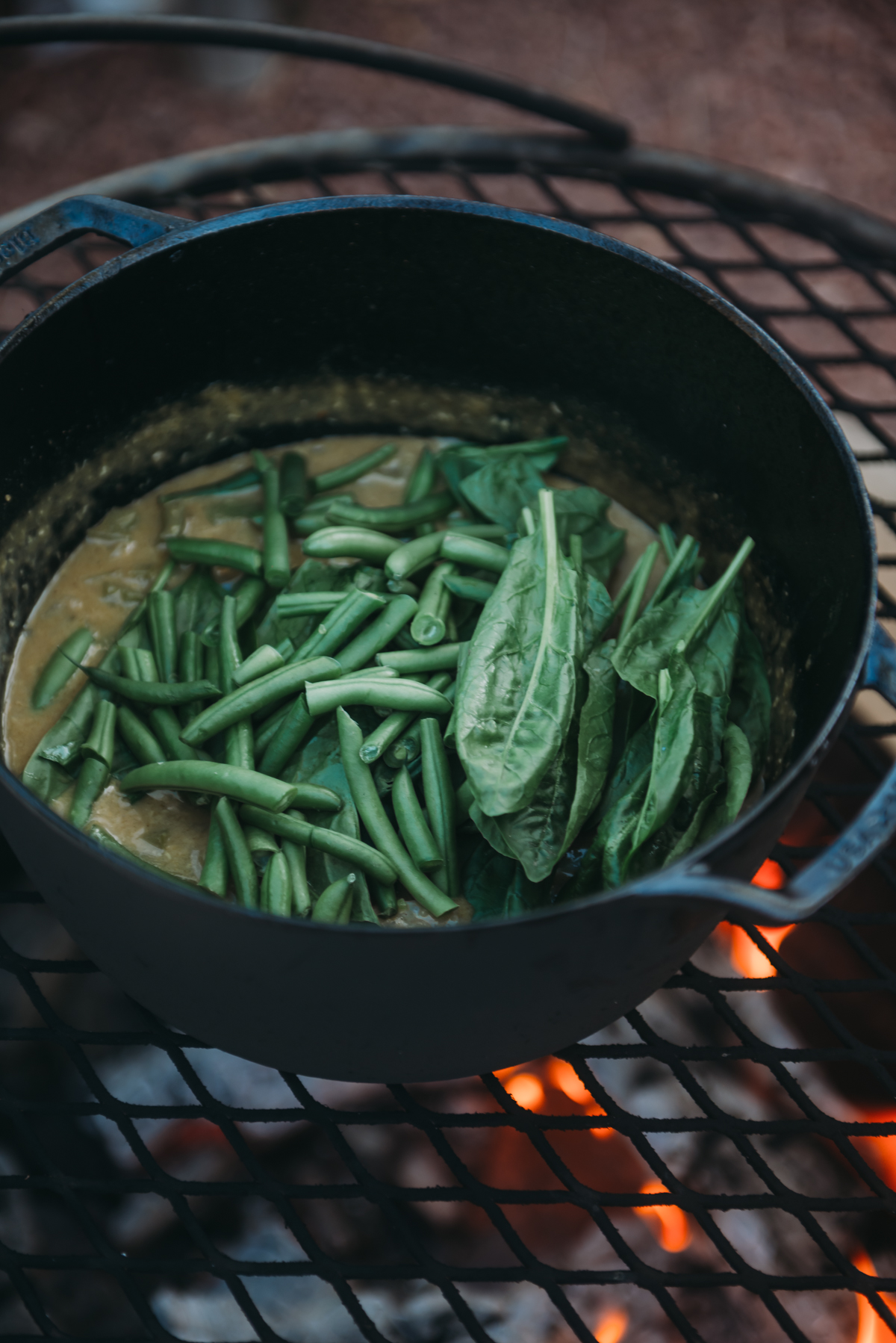 adicionando feijão verde e espinafre ao korma