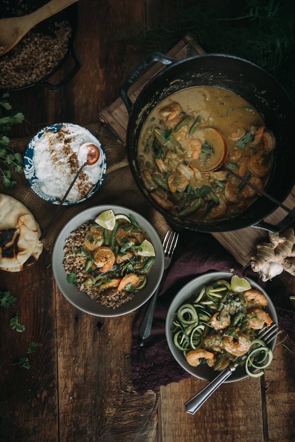 duas tigelas de camarão korma e raita