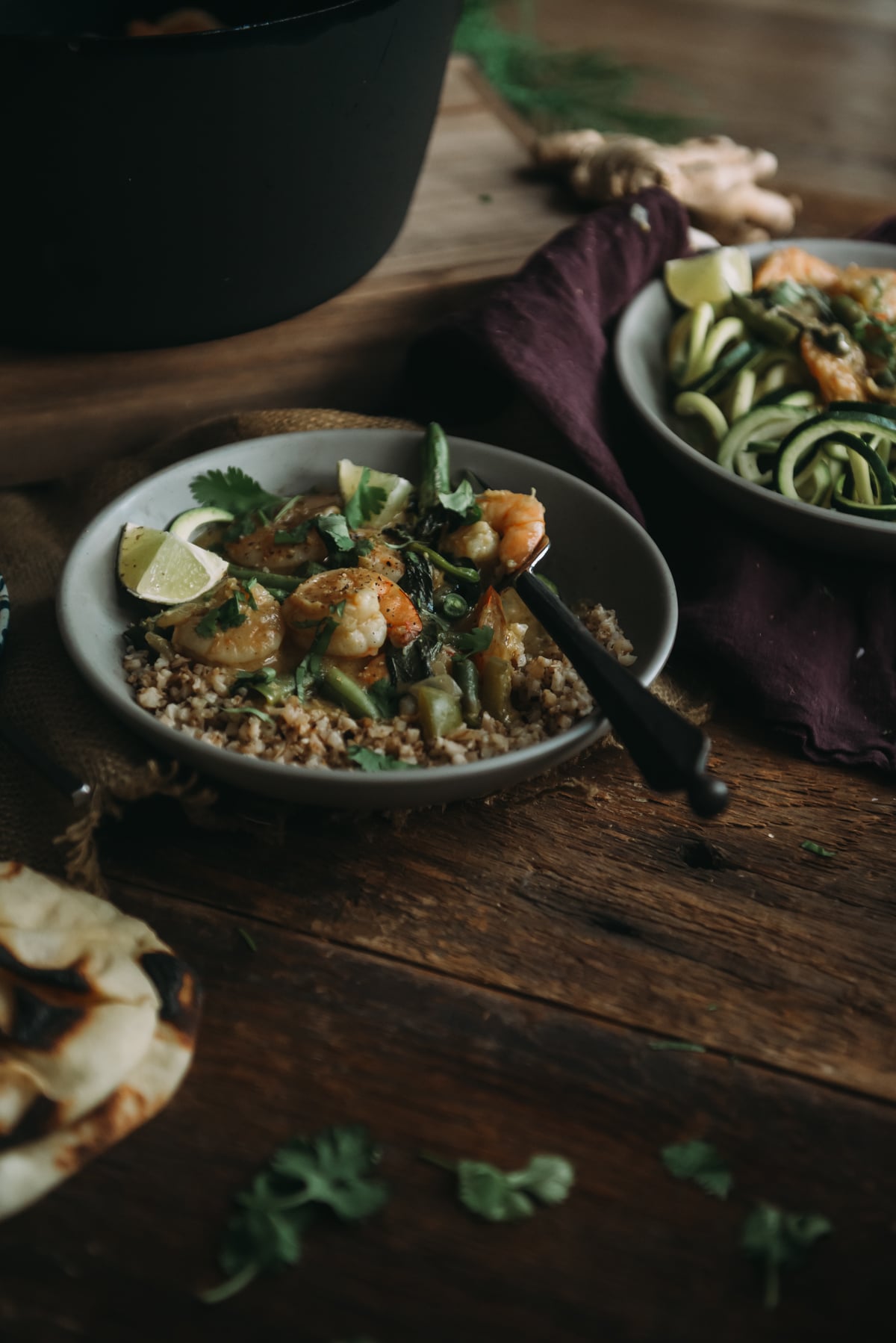 tigela de arroz de couve-flor, coberto com korma de camarão