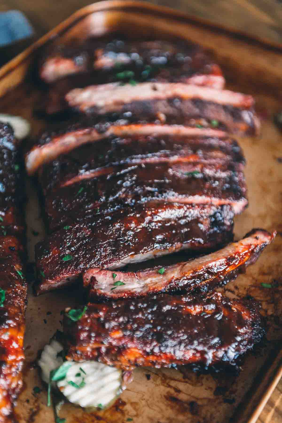 Costelas defumadas e fatiadas para servir em bandeja. 