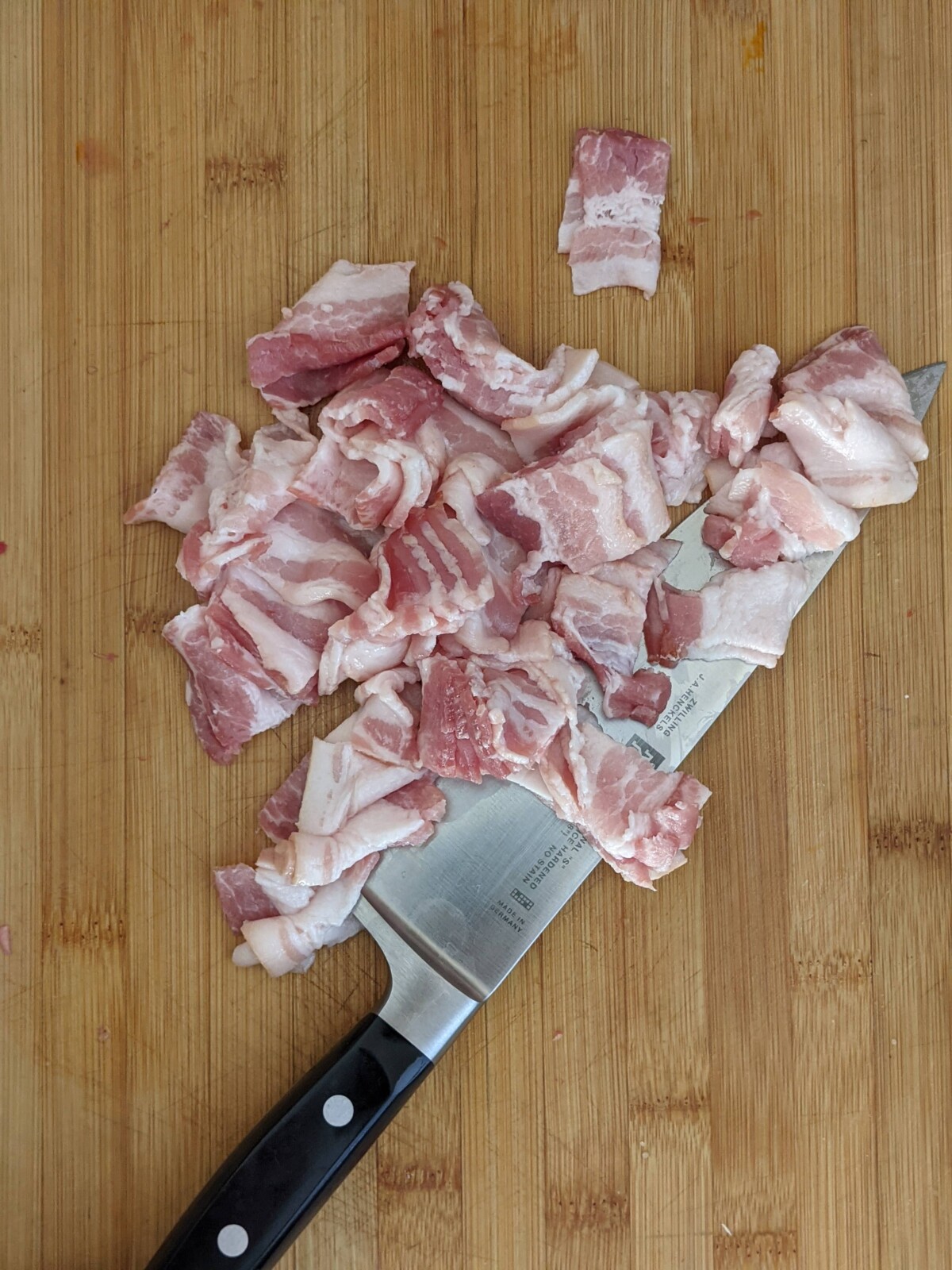 Bacon picado a bordo.