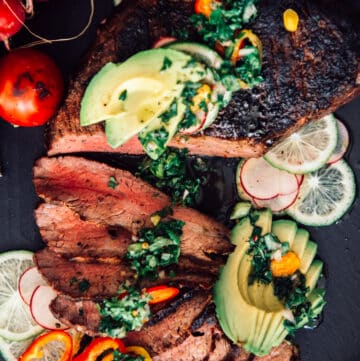 tri tip fatiada com abacate, chimichurri e pimentão