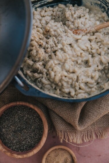Mac e queijo em forno holandês