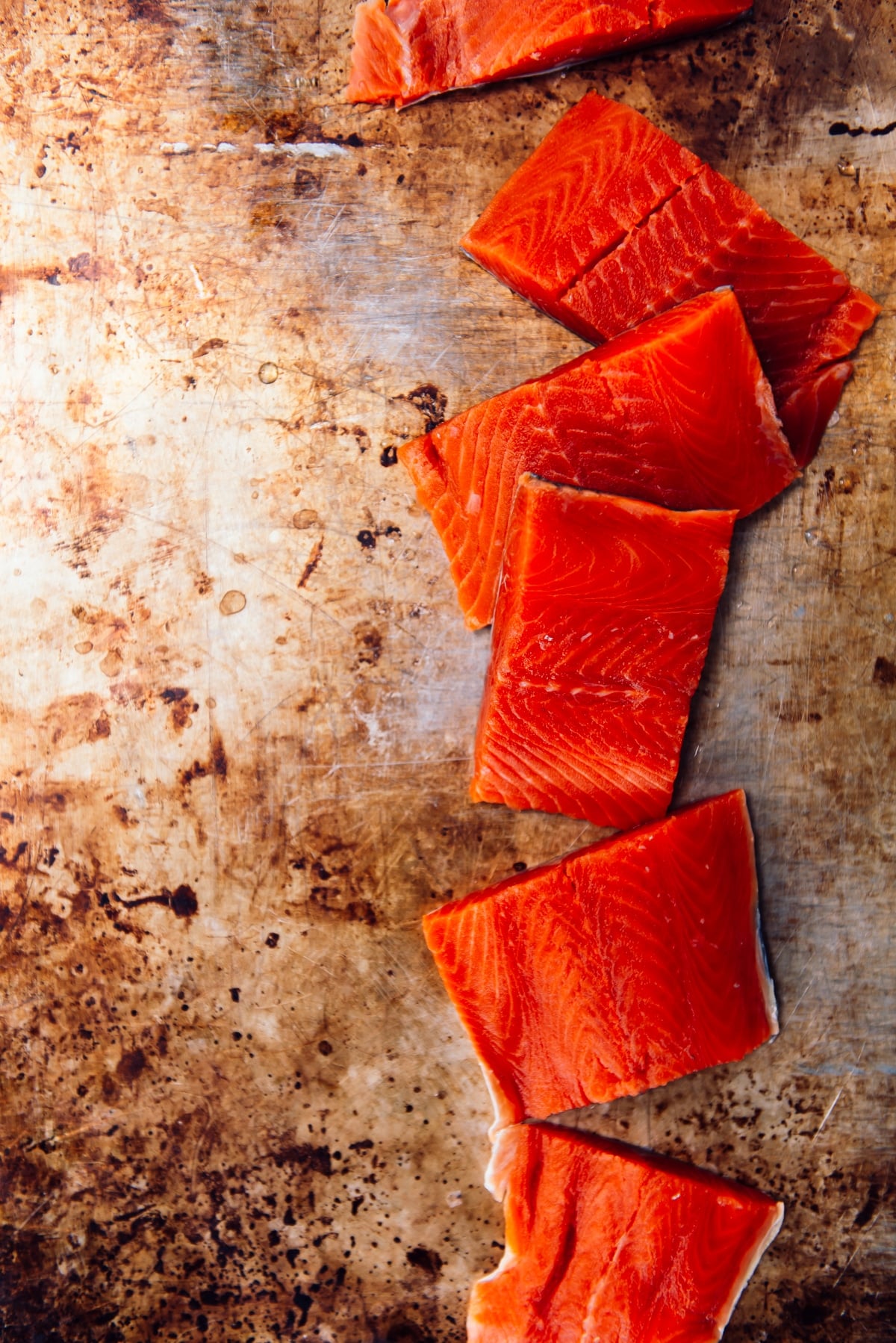 salmão sockeye vermelho escuro, repartido em filés. 