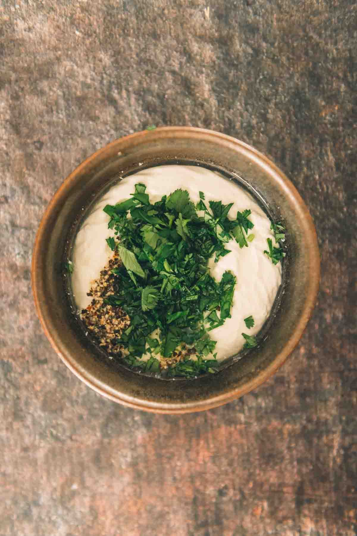 Ingredientes do creme de limão, todos em uma tigela para serem misturados. 