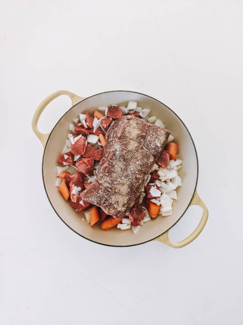 Ensopado de carne com assado redondo, cenoura e cebola.