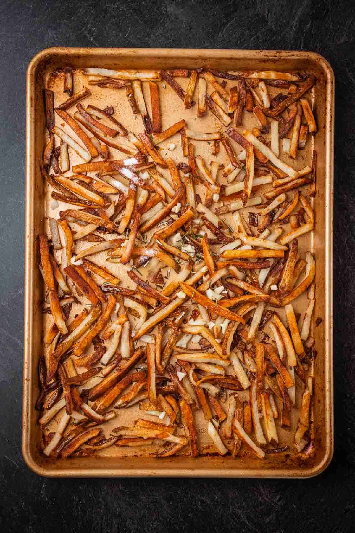 Assadeira com batatas fritas preparadas para cozinhar.