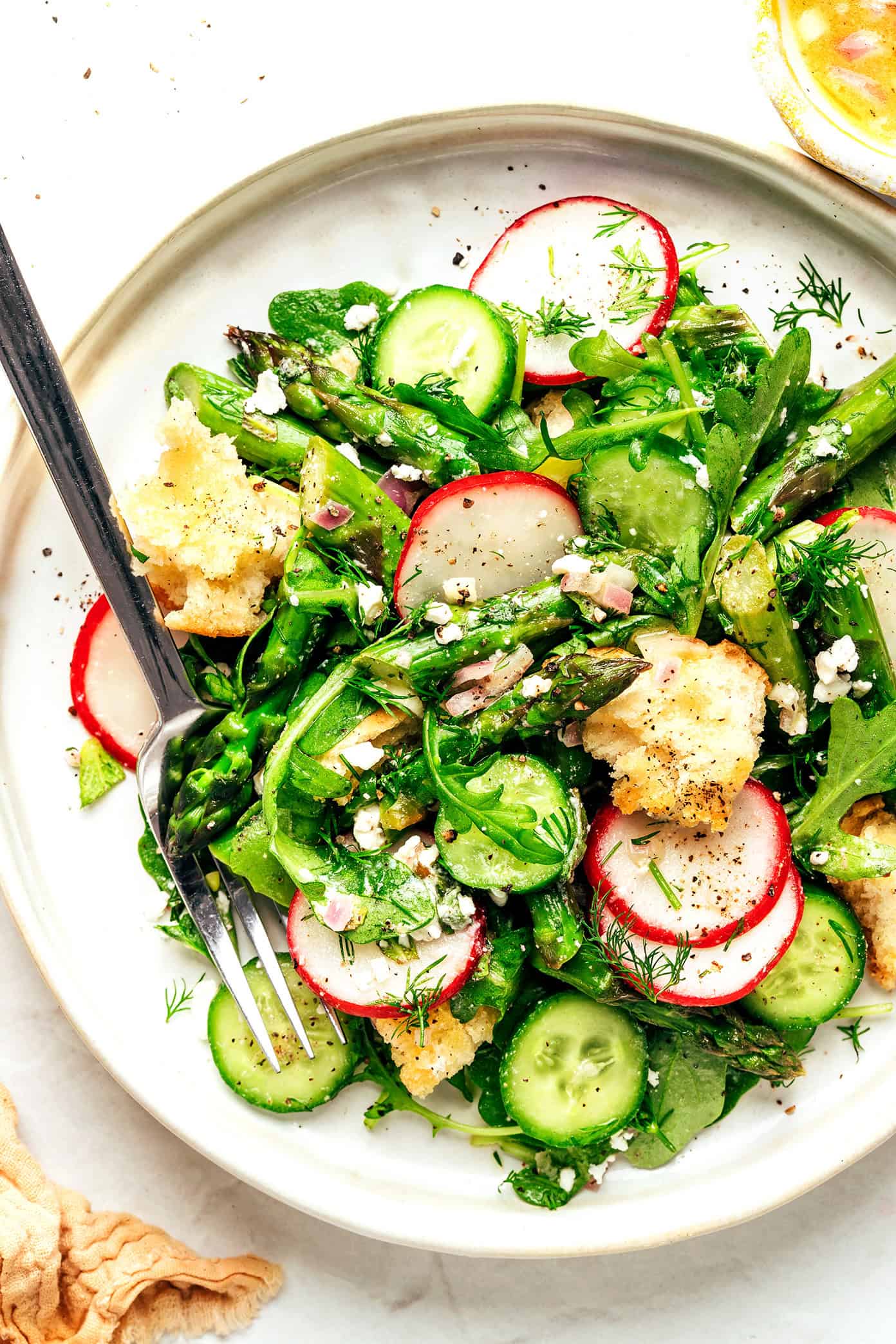 Salada Primavera Panzanella no Prato
