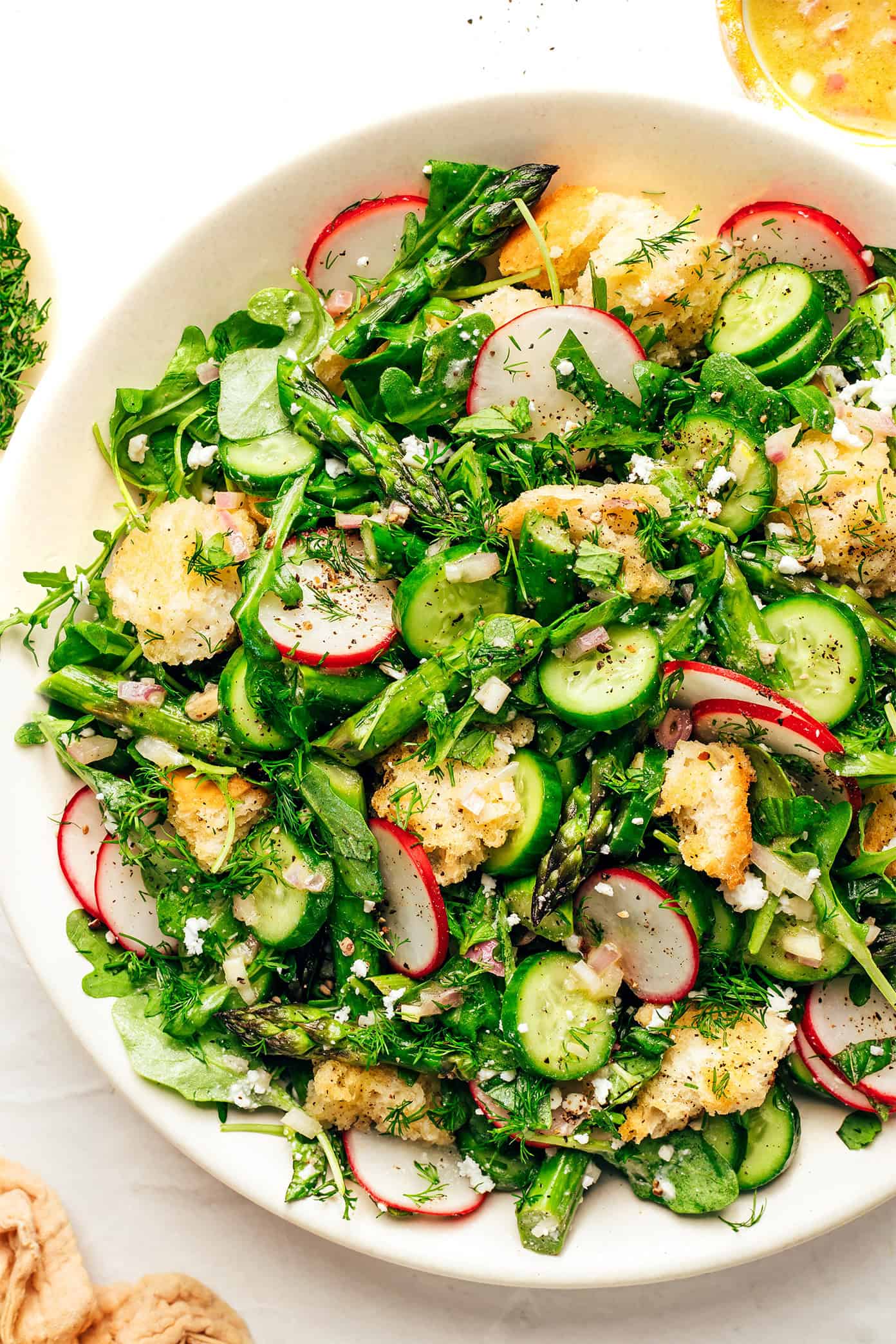Panzanella de primavera com croutons de massa fermentada