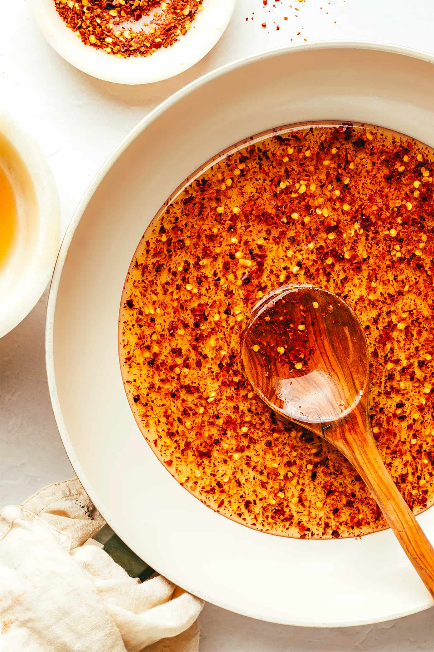 Fazendo receita caseira de mel quente em uma frigideira