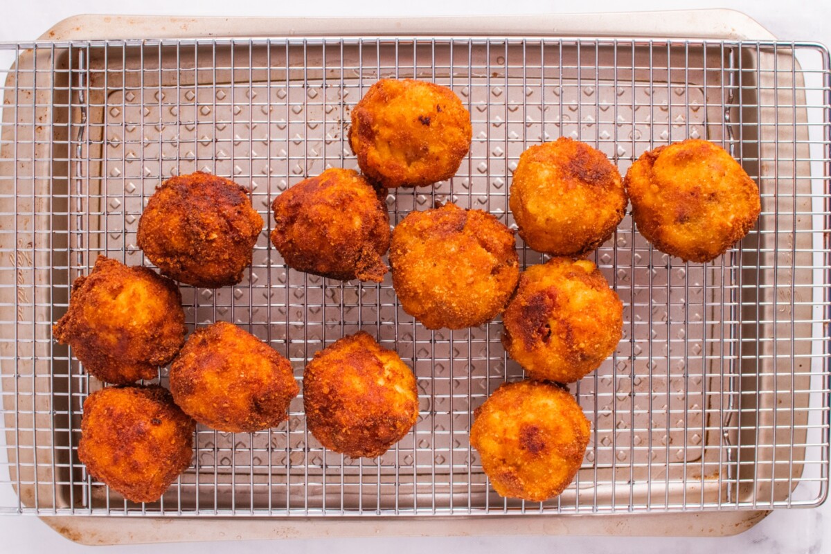 bolinhos de macarrão fritos e secando em uma assadeira