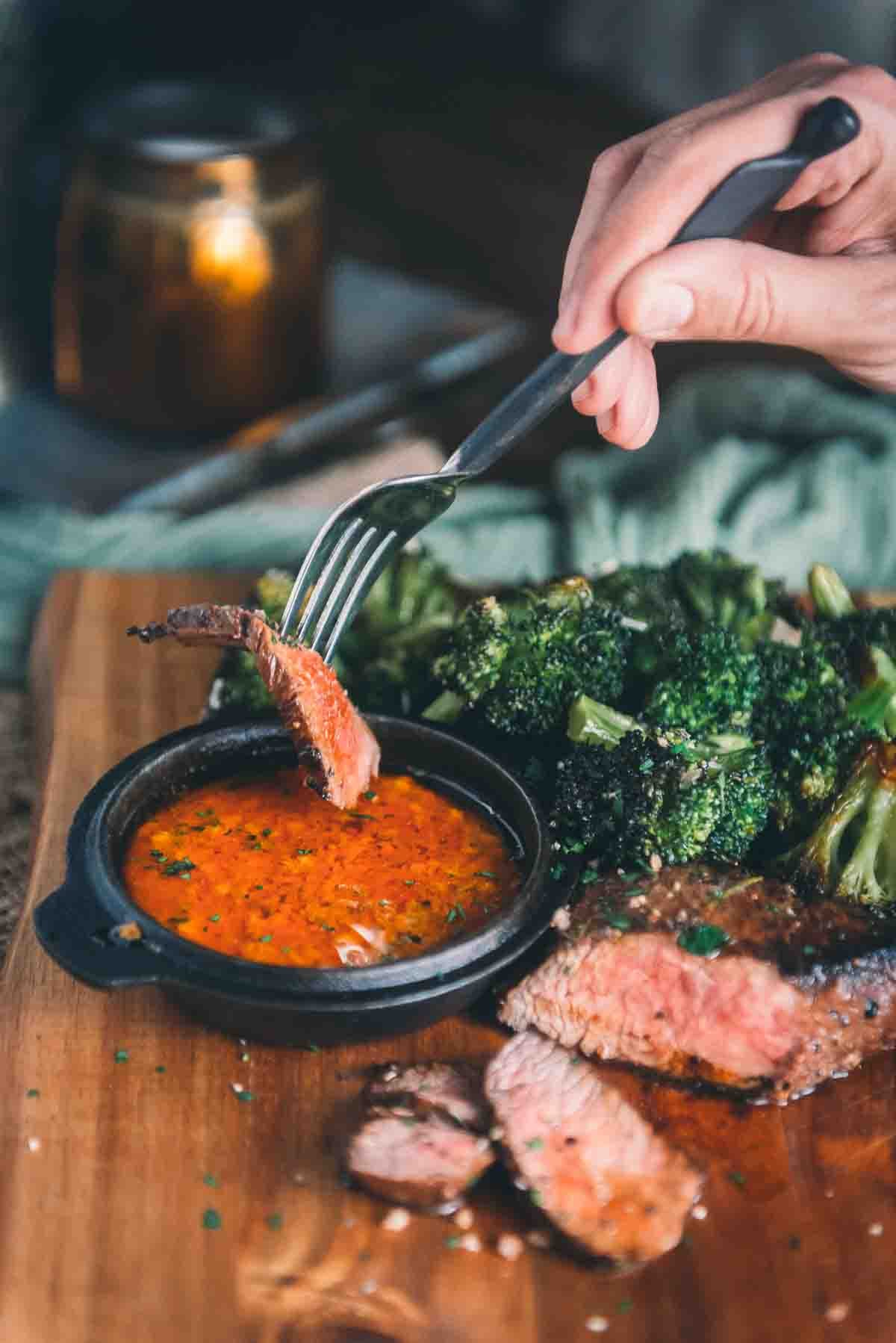 Passe um garfo e uma fatia de carne prestes a mergulhar no molho. 