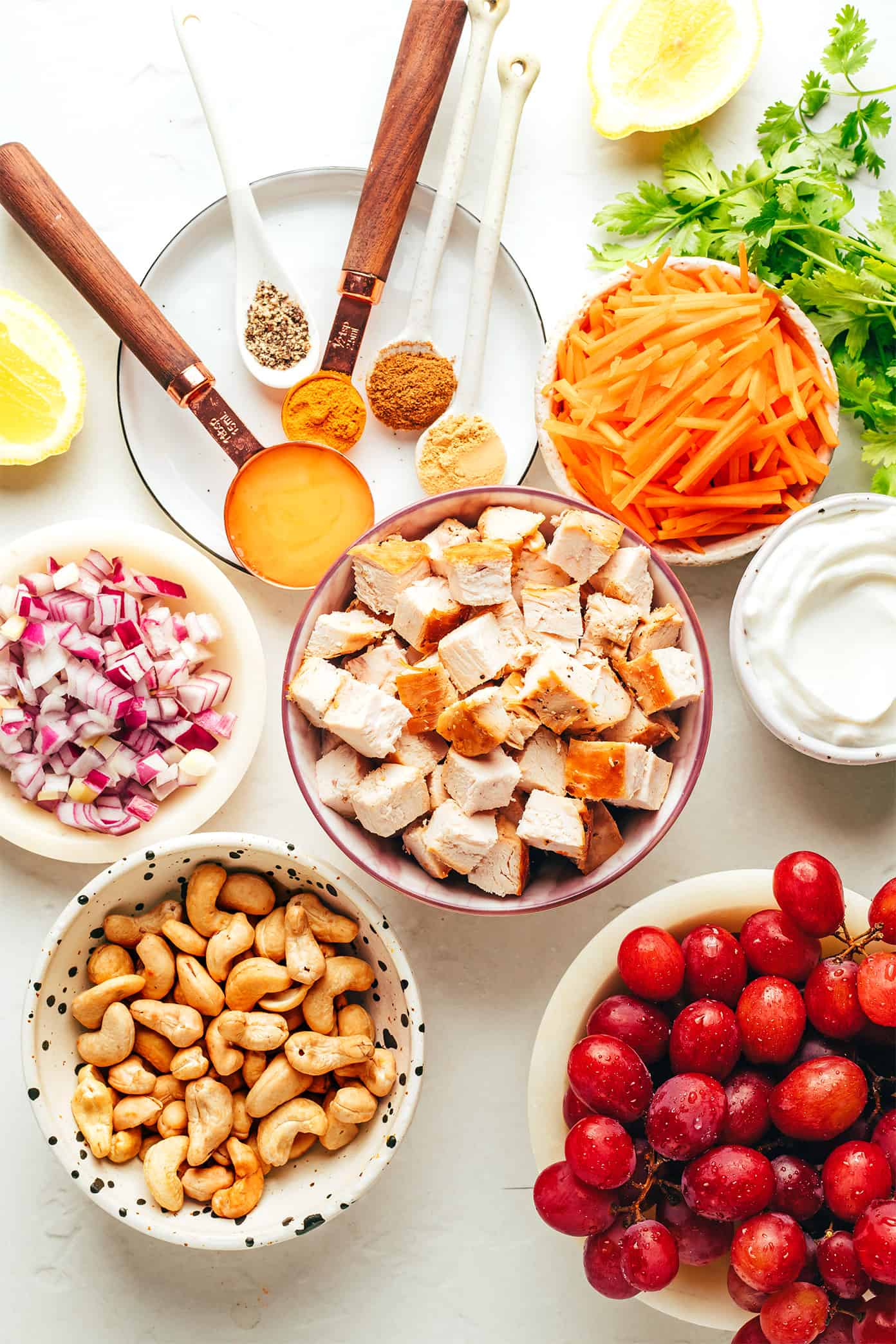 Ingredientes da salada de frango com curry