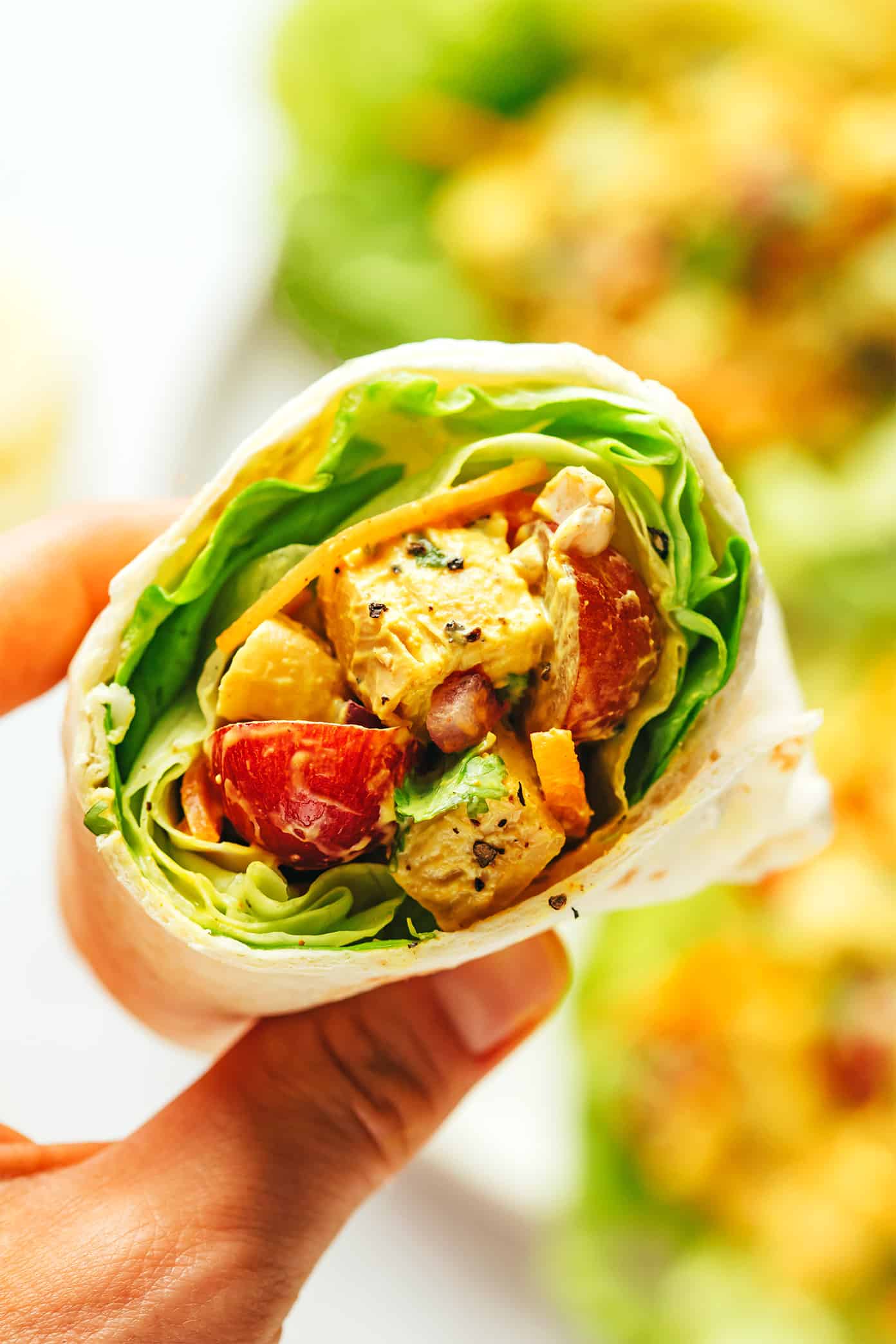 Wrap de salada de frango com curry
