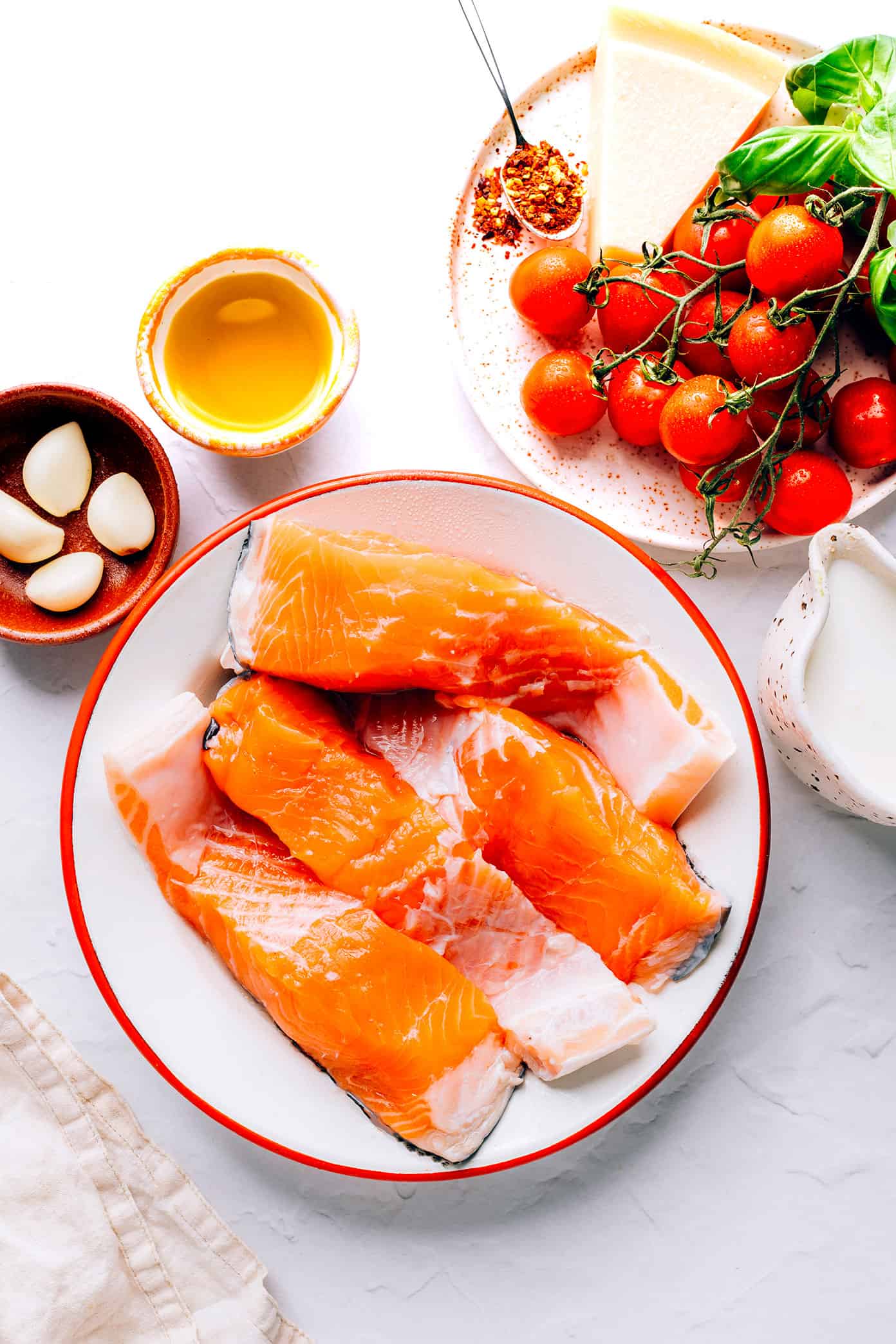 Ingredientes de salmão em molho de tomate estourado