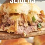 Close de sliders franceses com carne desfiada, queijo derretido, cebola caramelizada e ervas frescas em pães macios. A sobreposição de texto explica como fazê-los e direciona para um site de receitas.
