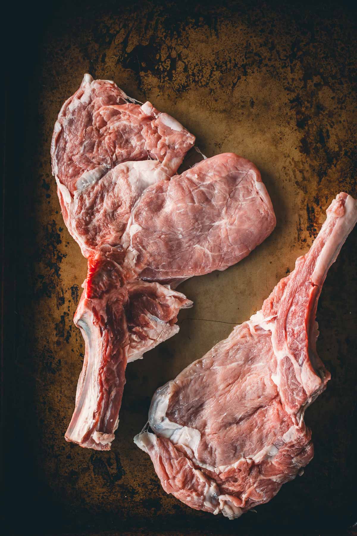 Costeletas de vitela com osso e a carne bem triturada para mostrar como ficará ainda com osso. 