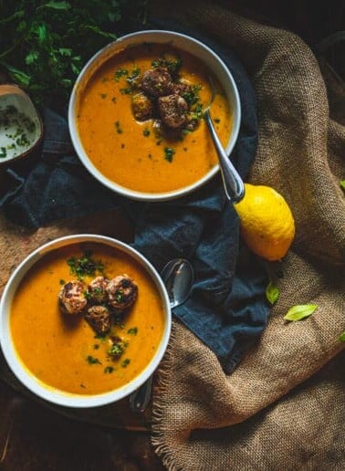 Almôndegas de peru com gengibre em sopa cremosa de cenoura assada