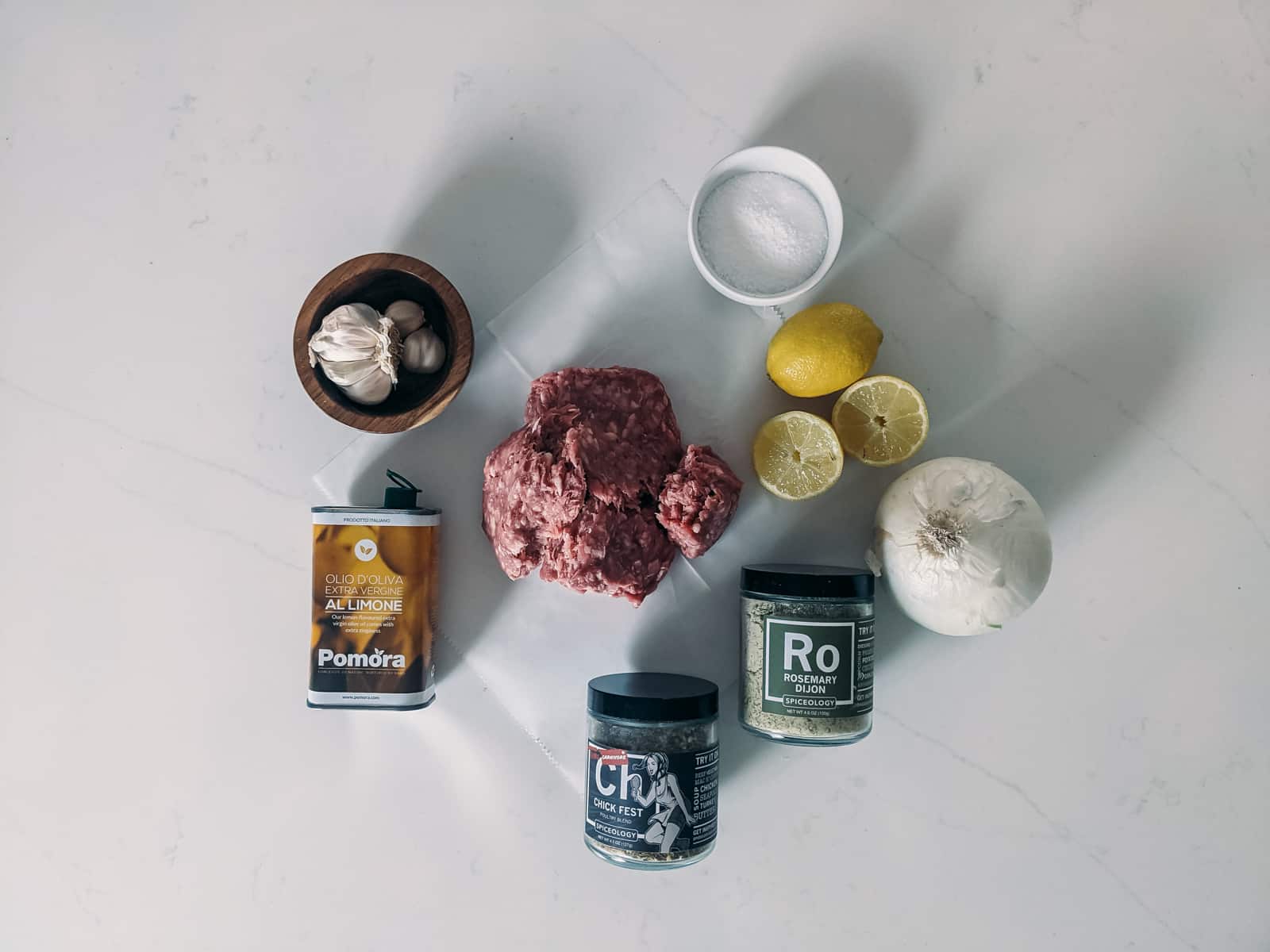 ingredientes para almôndegas de cordeiro, cordeiro cru, limão, cebola, alho, óleo, sal, mistura de especiarias chick fest, mistura de especiarias dijon de alecrim