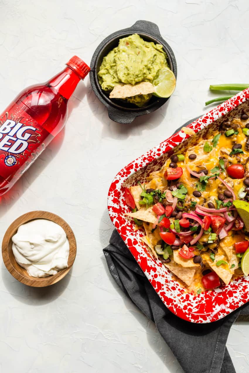 Tenho nachos, guacamole, creme de leite e uma garrafa de vinho tinto grande. O que mais você precisa para uma festa!