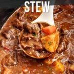 Uma concha tira ensopado de coração de boi com batatas e cenouras em uma panela elétrica. O texto na imagem diz: "Como fazer ensopado de coração de carne em fogão lento.