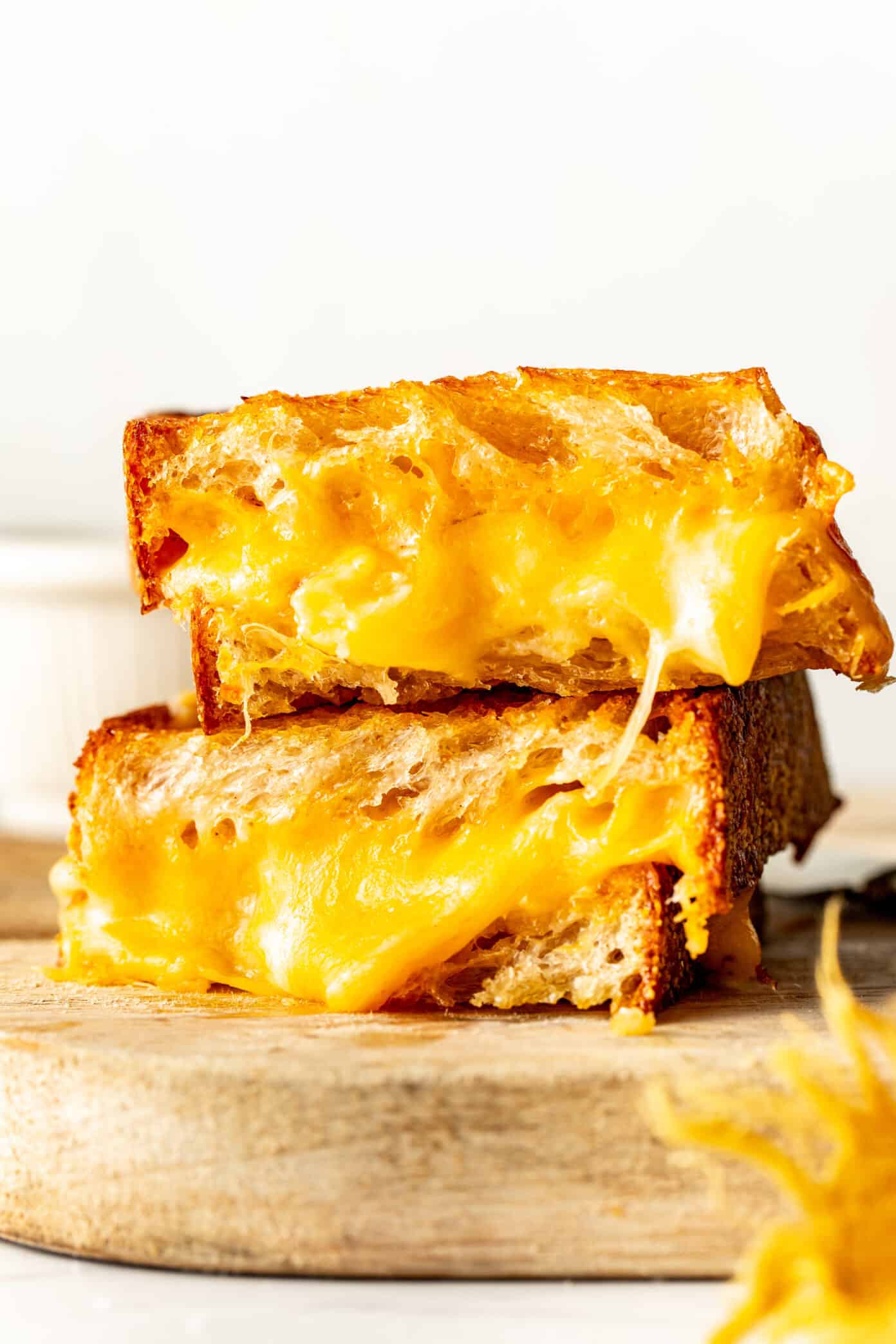 pilha de queijo grelhado na fritadeira
