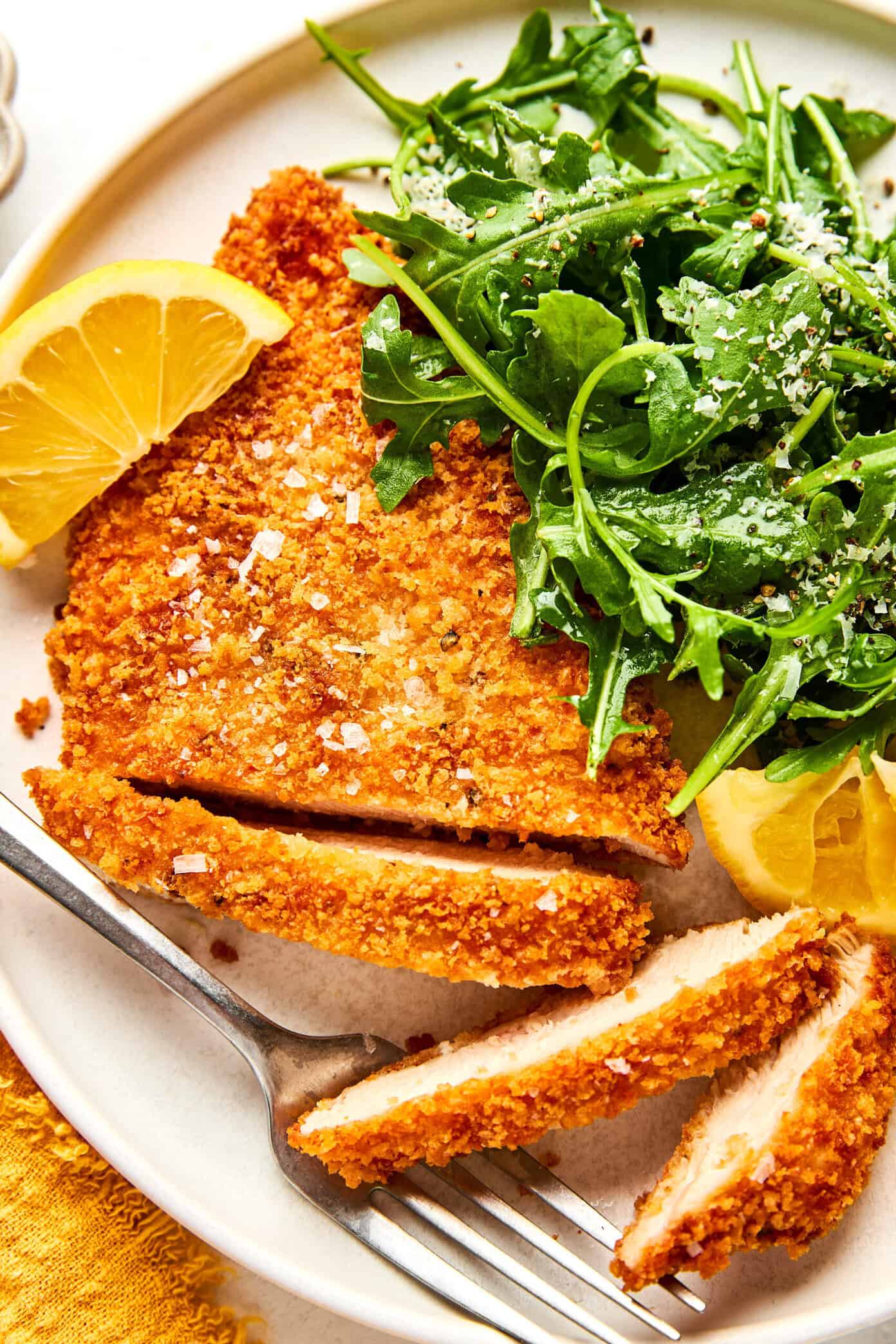 frango crocante à milanesa com salada de rúcula e sal marinho em flocos